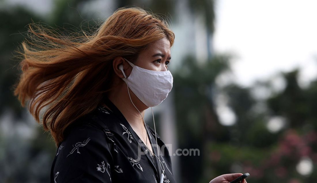 Sejumlah pekerja mengenakan masker di Kawasan Sudirman, Jakarta, Selasa (16/6). Gugus Tugas Percepatan Penanganan Covid-19 menerbitkan surat edaran yang mengatur waktu kerja karyawan di wilayah Jabodetabek untuk mengurai kepadatan pengguna transportasi. - JPNN.com