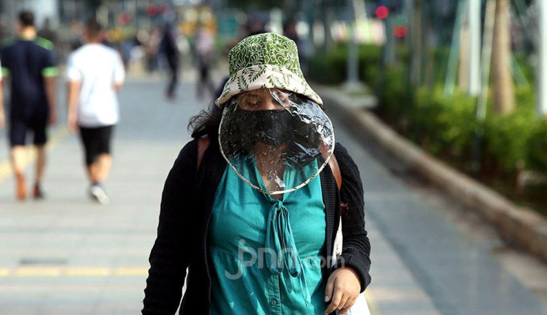 Sejumlah pekerja mengenakan masker di Kawasan Sudirman, Jakarta, Selasa (16/6). Gugus Tugas Percepatan Penanganan Covid-19 menerbitkan surat edaran yang mengatur waktu kerja karyawan di wilayah Jabodetabek. - JPNN.com