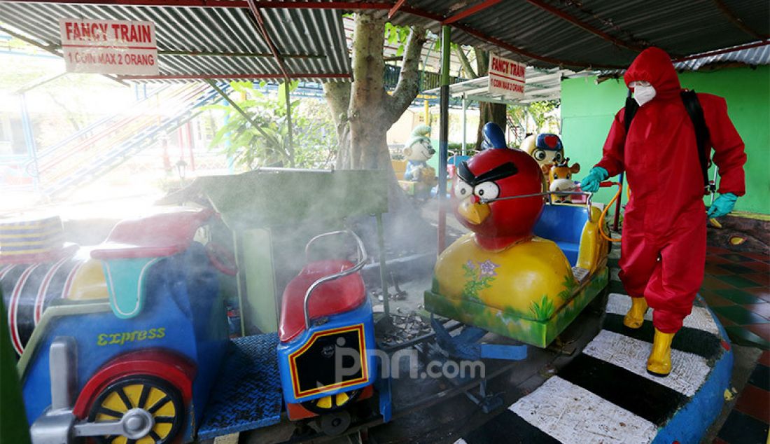 Petugas pemadam kebakaran Sudin Jaksel melakukan penyemprotan disinfektan di Taman Margasatwa Ragunan, Jakarta, Rabu (17/6). Penyemprotan dilakukan jelang dibukanya kembali pada 20 Juni mendatang. - JPNN.com