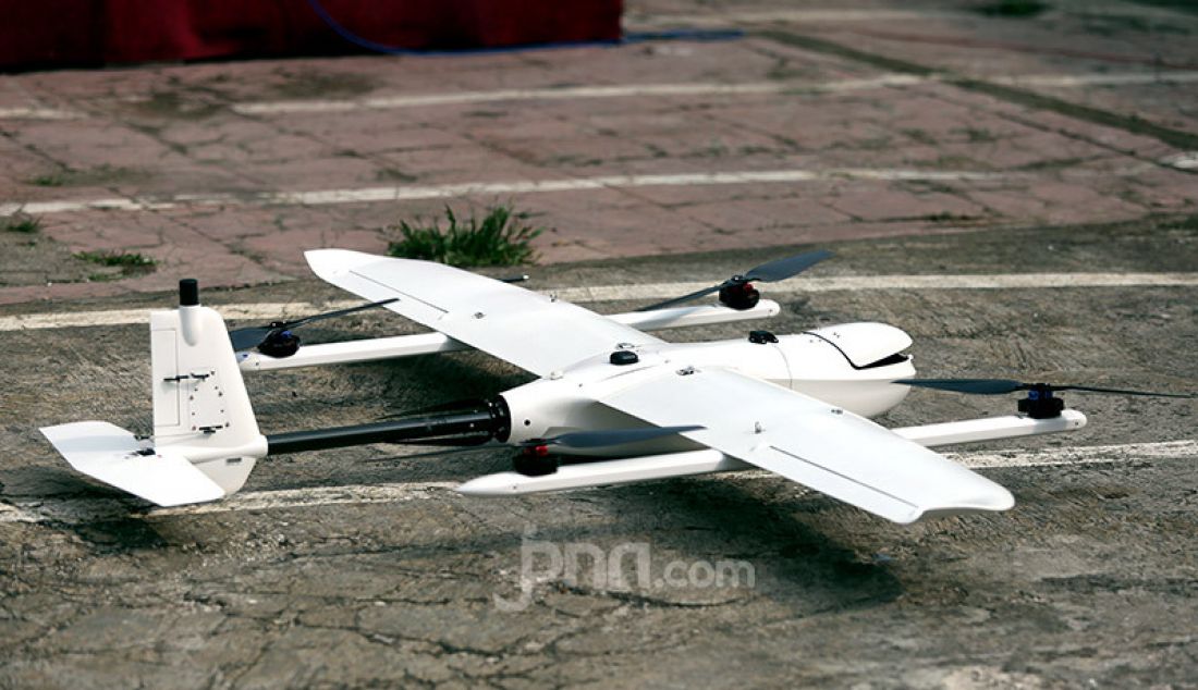 Seorang pilot drone binaan TNI AU saat mempersiapkan demonstrasi drone VTOL, Pabuaran, Kemang, Bogor, Jumat (19/6). Drone dimanfaatkan untuk teknologi pertanian dan diharapkan Kecamatan Kemang menjadi percontohan. - JPNN.com