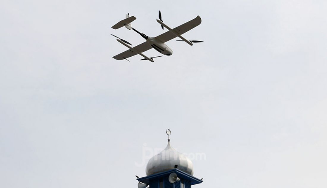 Seorang pilot drone binaan TNI AU saat mempersiapkan demonstrasi drone VTOL, Pabuaran, Kemang, Bogor, Jumat (19/6). Drone dimanfaatkan untuk teknologi pertanian dan diharapkan Kecamatan Kemang menjadi percontohan. - JPNN.com