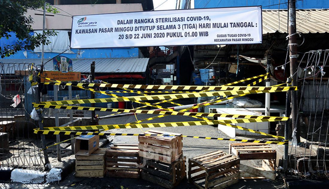 Suasana Pasar Minggu, Jakarta, Sabtu (20/6). Pasar Minggu ditutup selama tiga hari mulai 20-23 Juni 2020 setelah 3 pedagang dinyatakan positif Covid-19. - JPNN.com