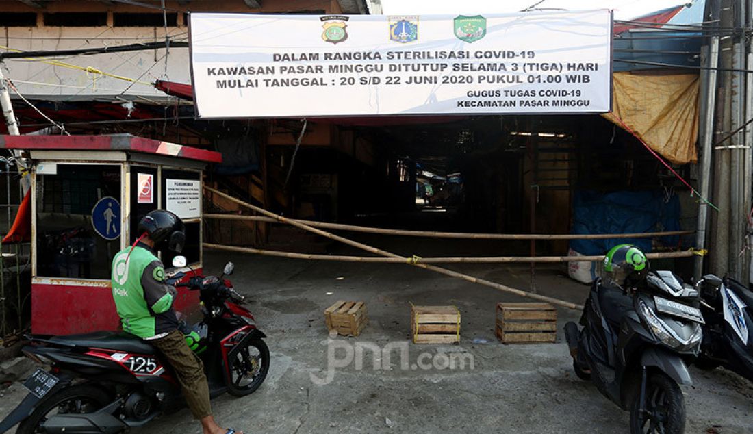 Suasana Pasar Minggu, Jakarta, Sabtu (20/6). Pasar Minggu ditutup selama tiga hari mulai 20-23 Juni 2020 setelah 3 pedagang dinyatakan positif Covid-19. - JPNN.com