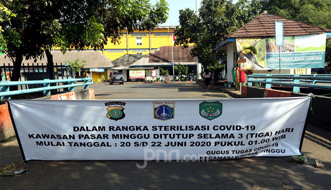 Suasana Pasar Minggu, Jakarta, Sabtu (20/6). Pasar Minggu ditutup selama tiga hari mulai 20-23 Juni 2020 setelah 3 pedagang dinyatakan positif Covid-19. - JPNN.com