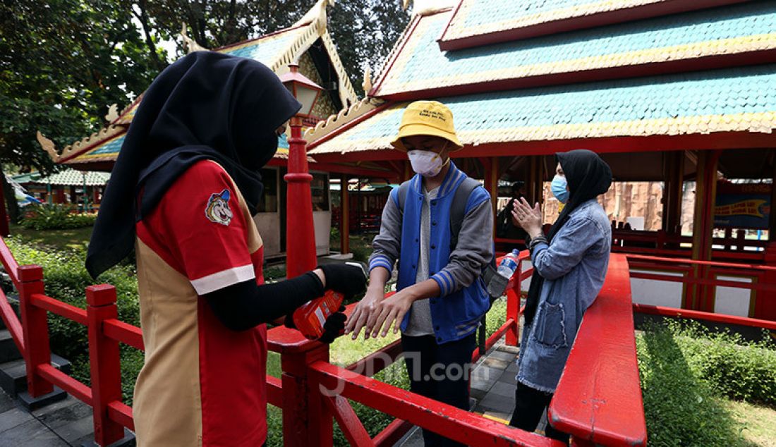 Suasana di wahana Dufan, Jakarta, Sabtu (20/6). Pihak Taman Impian Jaya Ancol menjual tiket secara daring, membatasi jumlah pengunjung 50%, pengunjung berusia 50 tahun ke atas dan di bawah 5 tahun juga tidak diizinkan serta harus ber KTP Jakarta. - JPNN.com