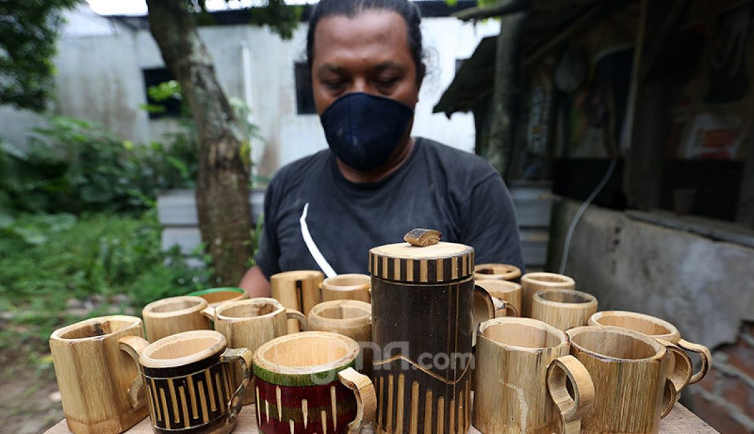Perajin bambu hitam di bengkel Imah Lancah Awi (ILA), Desa Laladon, Kabupaten Bogor, Senin (22/6). Selain bermain di dalam negeri, kerajinan dari bahan bambu seperti gelas, mug dan cangkir itu kini merambah mancanegara. - JPNN.com