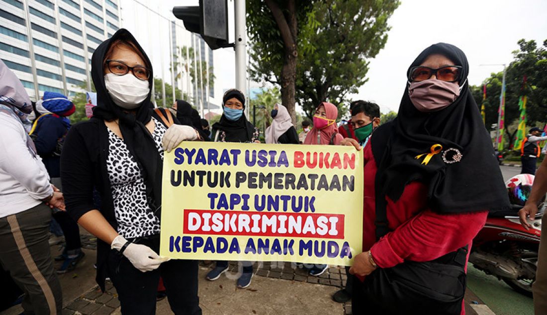 Orang tua murid terdampak PPDB DKI Jakarta melakukan aksi unjuk rasa di depan Gedung Balaikota DKI Jakarta, Selasa (23/6). Mereka menolak SK Dinas Pendidikan DKI Jakarta No.501 tahun 2020 tentang petunjuk teknis jalur zonasi, karena tidak sesuai dengan Permen Dikbud No.44 tahun 2019. - JPNN.com