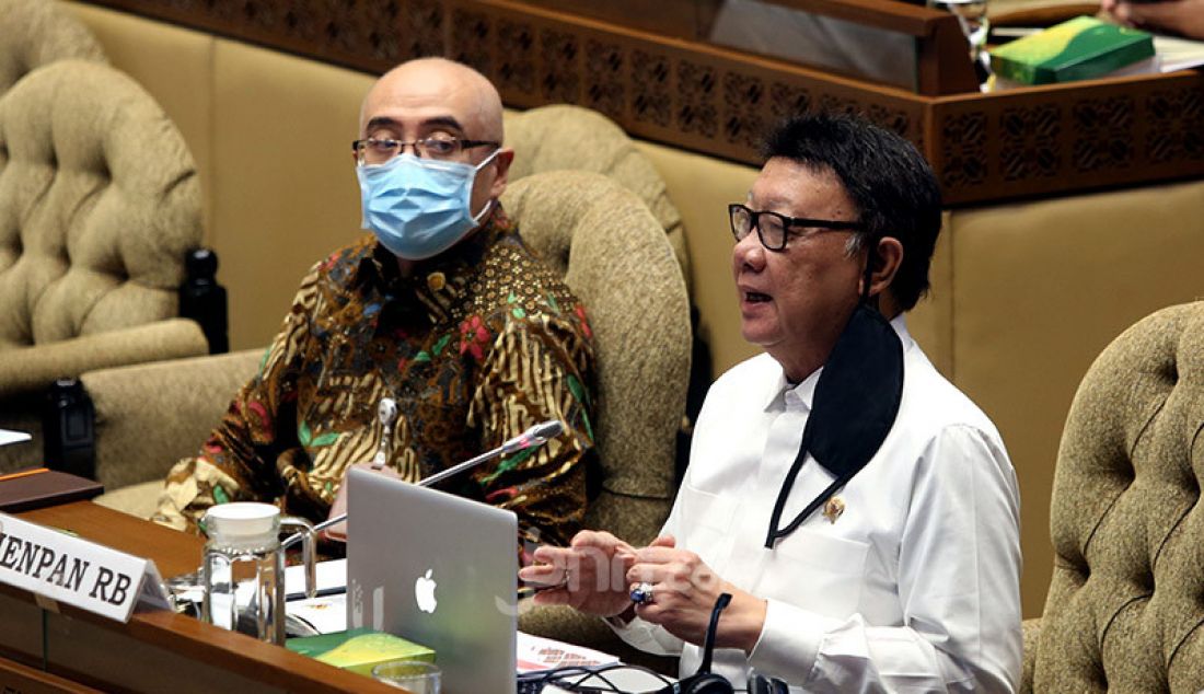 MenPAN-RB Tjahjo Kumolo bersama Kepala BKN Bima Haria Wibisana saat rapat kerja dengan Komisi II DPR, Jakarta, Selasa (23/6). - JPNN.com