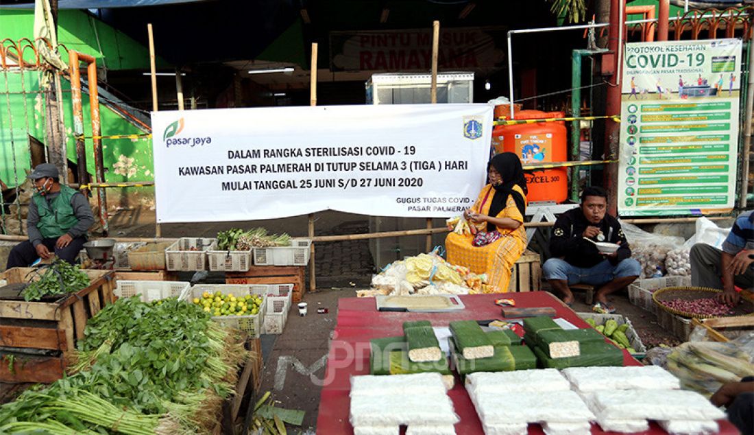 Suasana pasar Palmerah, Jakarta, Kamis (25/6). Gugus Tugas Covid 19 Pasar Palmerah menutup sementara selama 3 hari untuk disterilisasi pasca 9 pedagang didapati positif Covid 19. - JPNN.com
