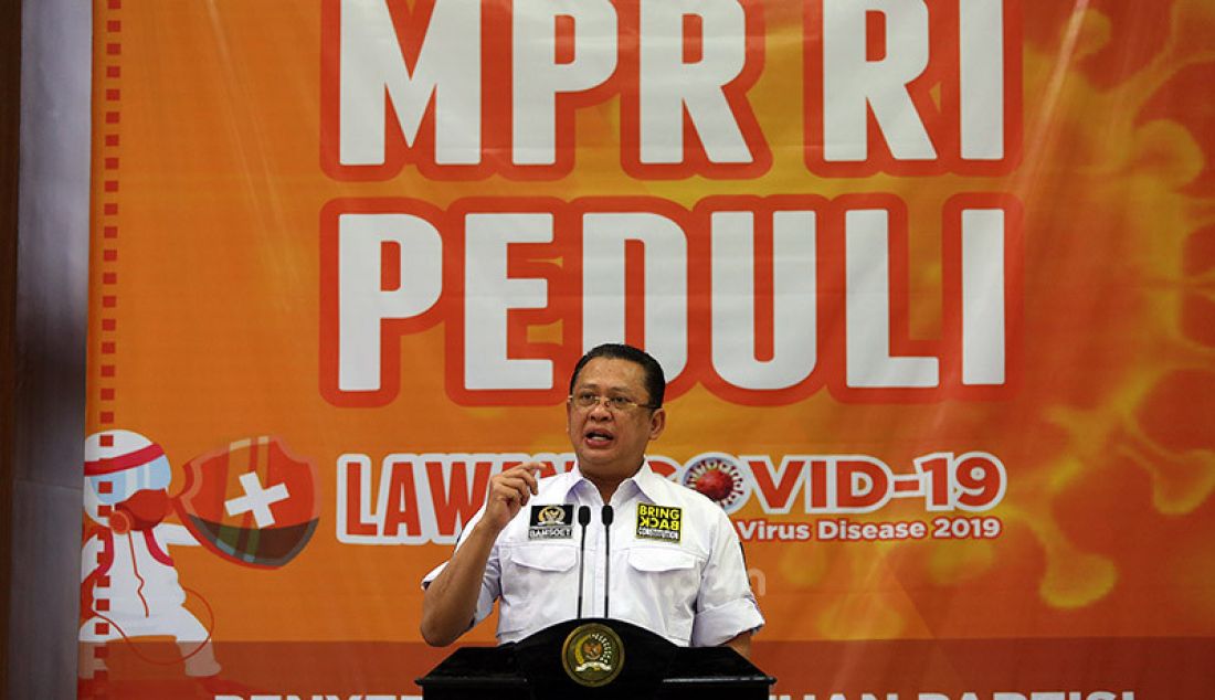 Ketua MPR Bambang Soesatyo bersama pimpinan MPR Ahmad Basarah dan Lestari Moerdijat memberikan bantuan partisi/sekat pemisah kepada 200 pengemudi ojek online di Lobi Gedung Nusantara III MPR/DPR/DPD, Jakarta, Sabtu (27/6). - JPNN.com