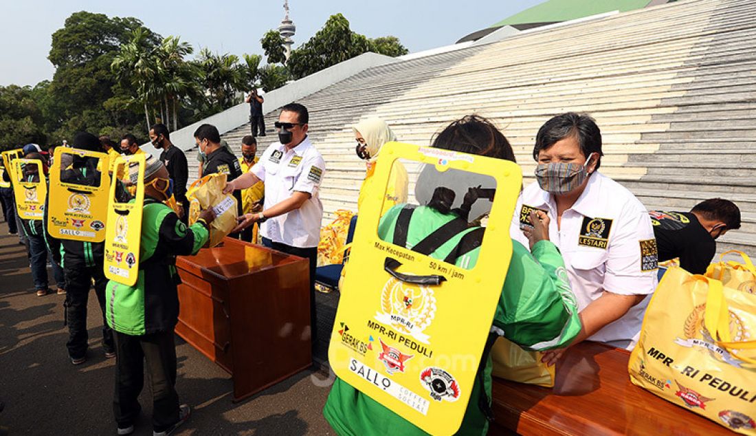 Ketua MPR Bambang Soesatyo bersama pimpinan MPR Ahmad Basarah dan Lestari Moerdijat memberikan bantuan partisi/sekat pemisah kepada 200 pengemudi ojek online di Lobi Gedung Nusantara III MPR/DPR/DPD, Jakarta, Sabtu (27/6). - JPNN.com