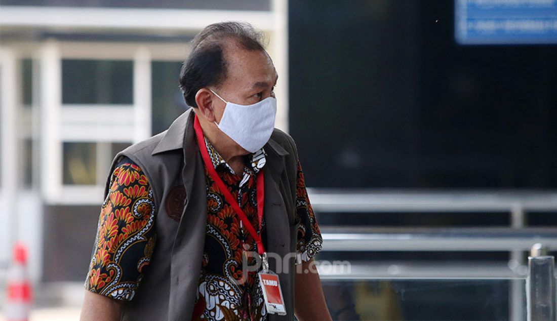 Ketua Pengurus YPTBL Universitas Langlang Buana Agus Kusnaedi menjalani pemeriksaan di Gedung KPK, Jakarta, Senin (29/6). Agus menjadi saksi tindak pidana korupsi suap dalam rangka pengadaan tanah untuk ruang terbuka hijau (RTH) Pemkot Bandung pada tahun 2012 dan 2013. - JPNN.com