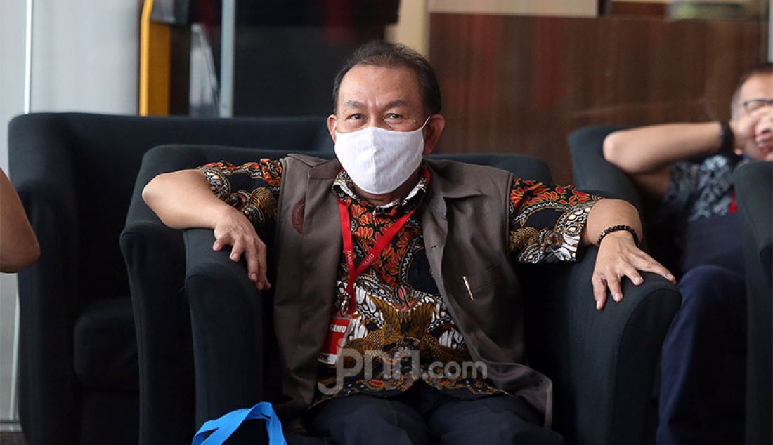 Ketua Pengurus YPTBL Universitas Langlang Buana Agus Kusnaedi menjalani pemeriksaan di Gedung KPK, Jakarta, Senin (29/6). Agus menjadi saksi tindak pidana korupsi suap dalam rangka pengadaan tanah untuk ruang terbuka hijau (RTH) Pemkot Bandung pada tahun 2012 dan 2013. - JPNN.com