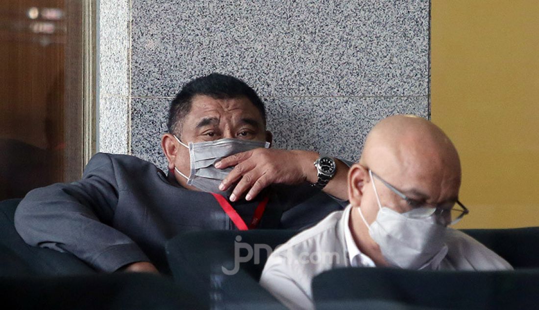 Pihak swasta Dadang Suganda menjalani pemeriksaan KPK, Jakarta, Selasa (30/6). Dadang Suganda akan diperiksa sebagai tersangka terkait kasus dugaan korupsi pengadaan tanah untuk ruang terbuka hijau (RTH) di lingkungan Pemerintah Kota Bandung Tahun 2012-2013. - JPNN.com