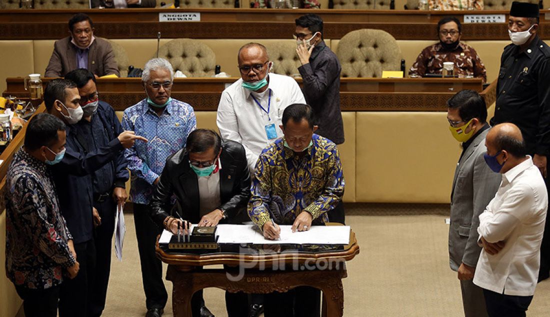 Mendagri Tito Karnavian bersama Menkumham Yasonna Laoly saat mengikuti rapat kerja dengan Komisi II DPR, Jakarta, Selasa (30/6). Rapat tersebut menyetujui Perppu Nomor 2 Tahun 2020 tentang Perubahan Ketiga atas Undang-undang Nomor 1 Tahun 2015 tentang Penetapan Peraturan Pemerintah Pengganti Undang-Undang Nomor 1 Tahun 2014 tentang Pemilihan Gubernur, Bupati, dan Wali kota menjadi Undang-Undang dan disahkan dalam rapat paripurna. - JPNN.com