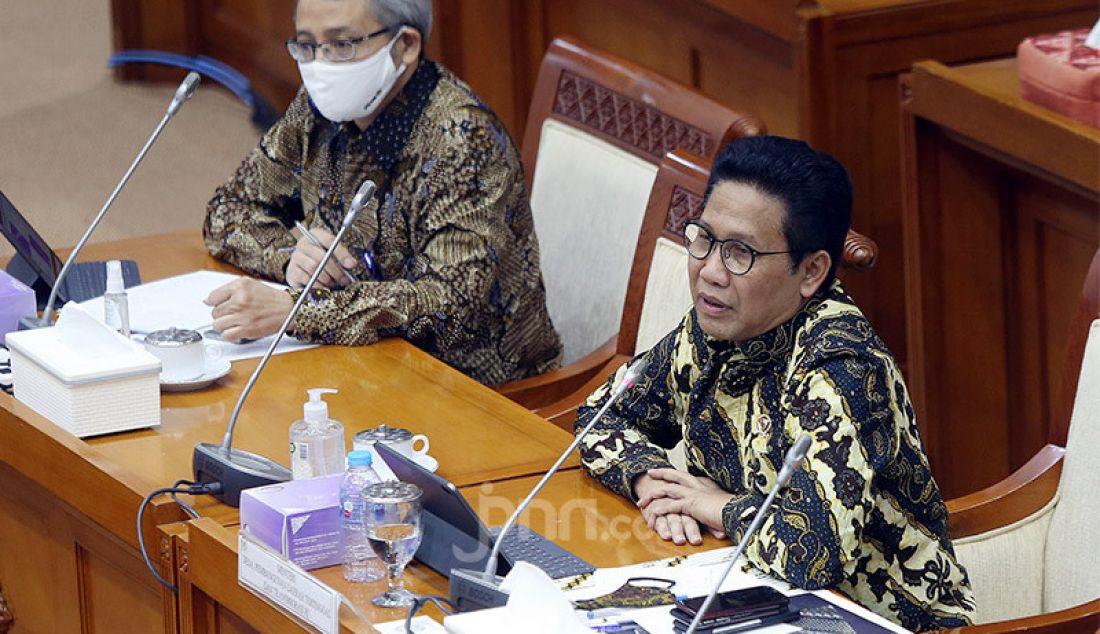 Mendes PDTT Abdul Halim Iskandar mengikuti rapat kerja bersama dengan Komisi VIII DPR di Kompleks Parlemen Senayan, Jakarta, Rabu (1/7). Raker tersebut membahas verifikasi dan validasi kemiskinan. - JPNN.com