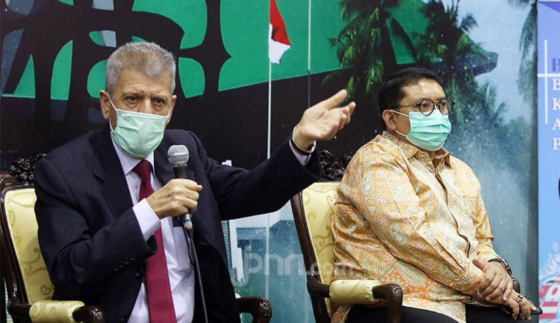 Duta Besar Palestina untuk Indonesia Zuhair Al-Shun didampingi Ketua BKSAP DPR Fadli Zon memberikan keterangan pers terkait Penolakan DPR RI Atas Aneksasi Israel kepada Wilayah Palestina, Jakarta, Rabu (1/7). - JPNN.com