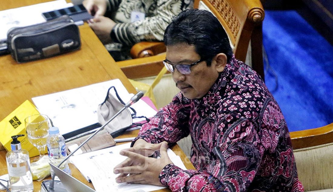 Ketua Konsorsium Riset dan Inovasi Covid-19 Ali Ghufron Mukti mengikuti rapat dengar pendapat (RDP) dengan Komisi VII DPR, Jakarta, Rabu (1/7). RDP membahas evaluasi kinerja konsorsium riset dan inovasi Covid-19 dan perkembangan vaksin dari strain virus corona di Indonesia. - JPNN.com