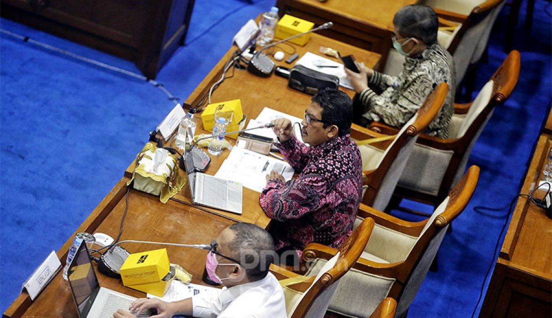 Ketua Konsorsium Riset dan Inovasi Covid-19 Ali Ghufron Mukti (tengah), Kepala LIPI Laksana Tri Handoko (kanan), dan Direktur LBM Eijkman Amin Soebandrio (kiri) mengikuti rapat dengar pendapat (RDP) dengan Komisi VII DPR, Jakarta, Rabu (1/7). RDP membahas evaluasi kinerja konsorsium riset dan inovasi Covid-19 dan perkembangan vaksin dari strain virus corona di Indonesia. - JPNN.com