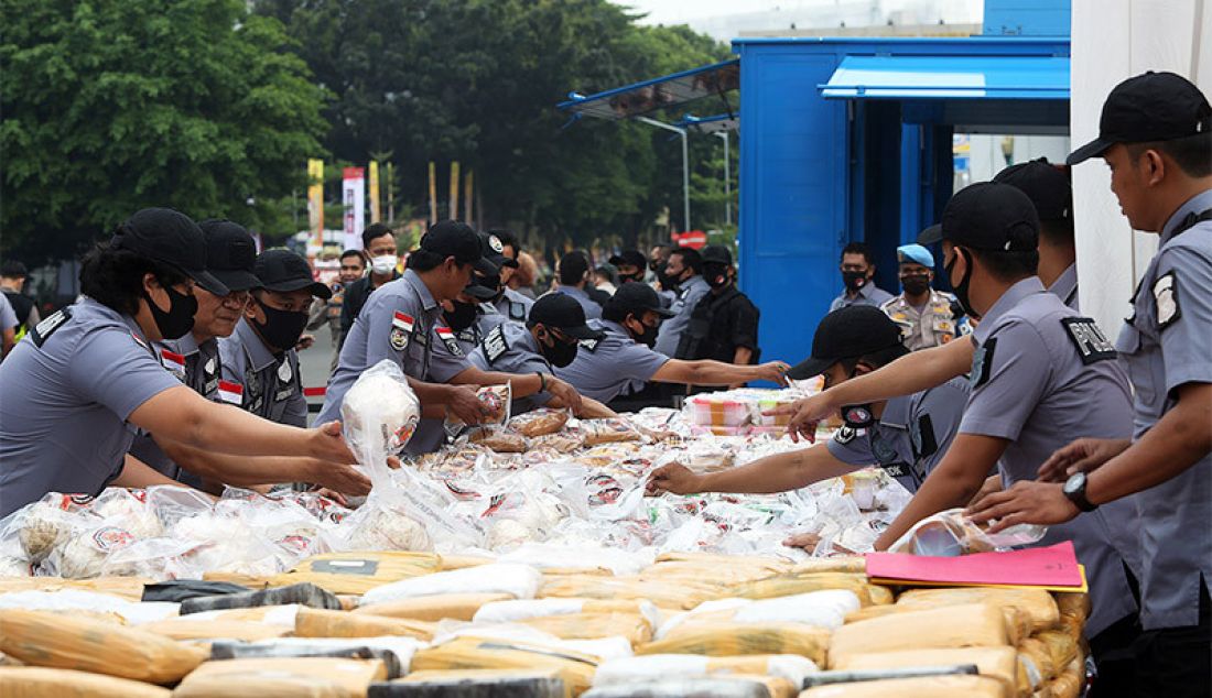 Polda Metro Jaya melakukan pemusnahan barang bukti sabu seberat 1,2 ton, Jakarta, Kamis (2/7). Narkoba tersebut merupakan hasil sitaan dari jaringan internasional Iran dan Timur Tengah. - JPNN.com