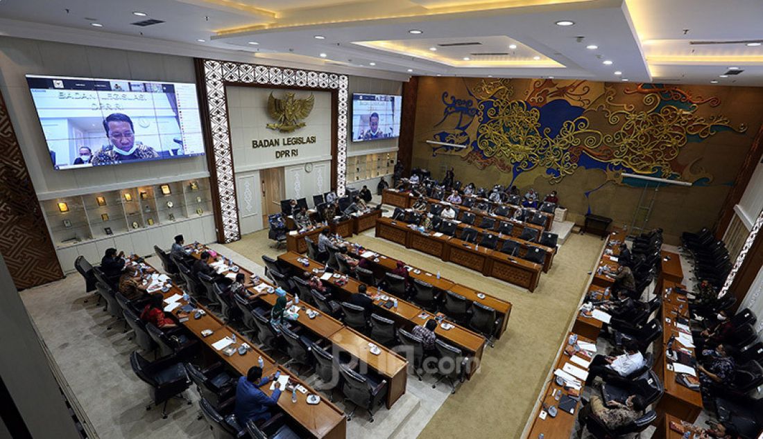 Suasana rapat kerja Badan Legislasi DPR bersama pemerintah, yang diwakilkan oleh MenkumHAM Yasonna Laoly, Jakarta, Kamis (2/7). Rapat tersebut membahas Evaluasi Prolegnas RUU Prioritas Tahun 2020. - JPNN.com