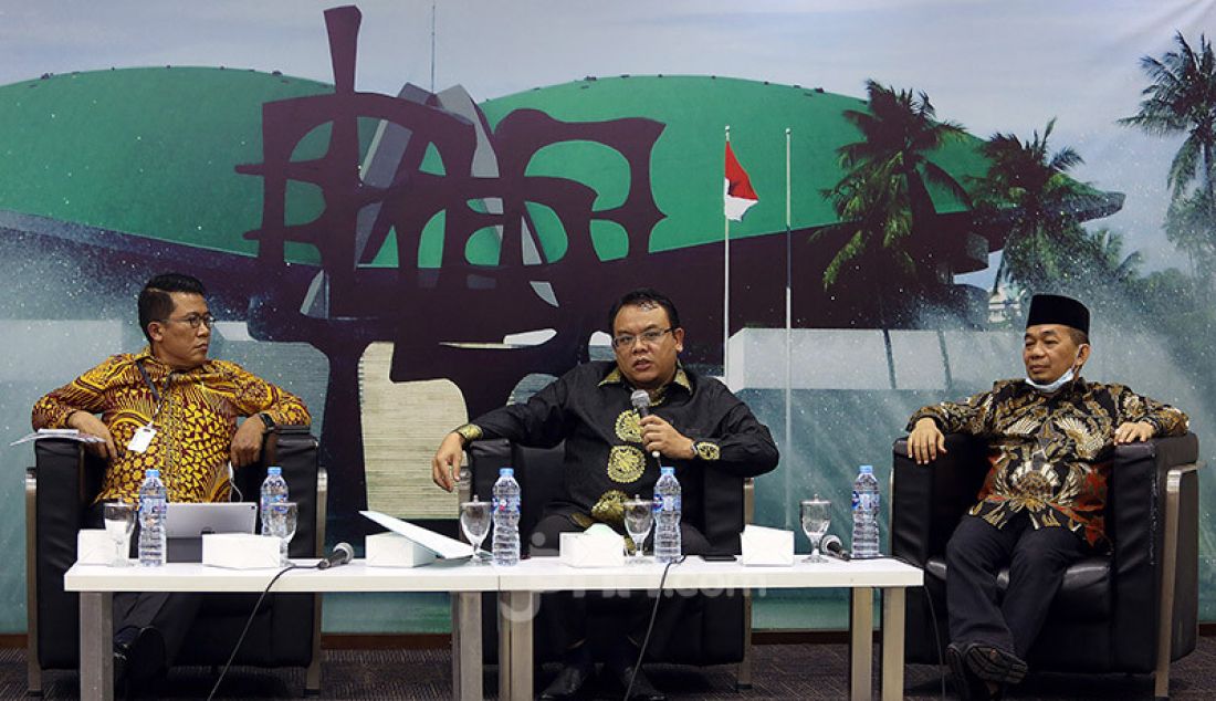 kiri: Angggota DPR Fraksi Partai Golkar Mukhammad Misbakhun, Angggota DPR Fraksi PAN Saleh Partaonan Daulay dan Angggota DPR Fraksi PKS Jazuli Juaini menjadi pembicara pada diskusi Kemarahan presiden Berujung Reshuffle Kabinet, Jakarta, Kamis (2/7). - JPNN.com