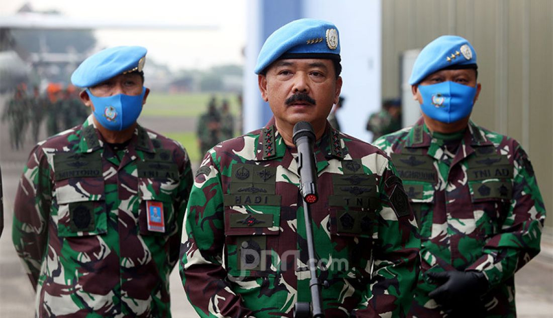 Panglima TNI Marsekal TNI Hadi Tjahjanto saat menghadiri upacara pelepasan di Halim Perdana Kusumah, Jakarta, Jumat (3/7). Pelda Anumerta Rama Wahyudi merupakan anggota satgas Kizi TNI Konga XX-Q/Monusco misi PBB di Republik Demokratik Kongo, Afrika yang tertembak oleh kelompok bersenjata Allied Democratic Force. - JPNN.com