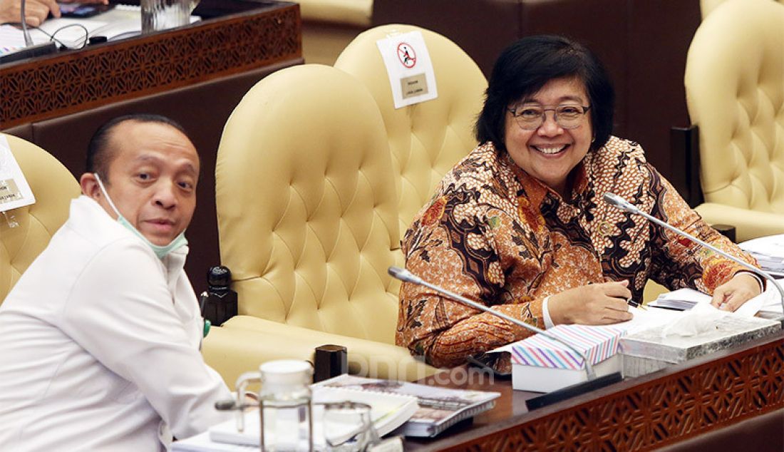 Menteri LHK Siti Nurbaya Bakar mengikuti rapat kerja dengan Komisi IV DPR, Jakarta, Rabu (8/7). Rapat tersebut membahas progress report mengenai pelaksanaan program strategis Kementerian LHK dampak pandemi COVID-19, tindak lanjut kesimpulan rapat Komisi IV DPR dan isu-isu aktual. - JPNN.com