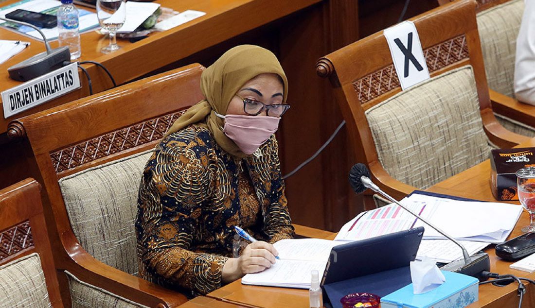 Menteri Ketenagakerjaan (Menaker) Ida Fauziyah mengikuti rapat kerja dengan Komisi IX DPR, Senayan, Jakarta, Rabu (8/7). Rapat tersebut membahas perlindungan Pemerintah terhadap ketahanan struktur ketenagakerjaan dan pandemi COVID-19. - JPNN.com