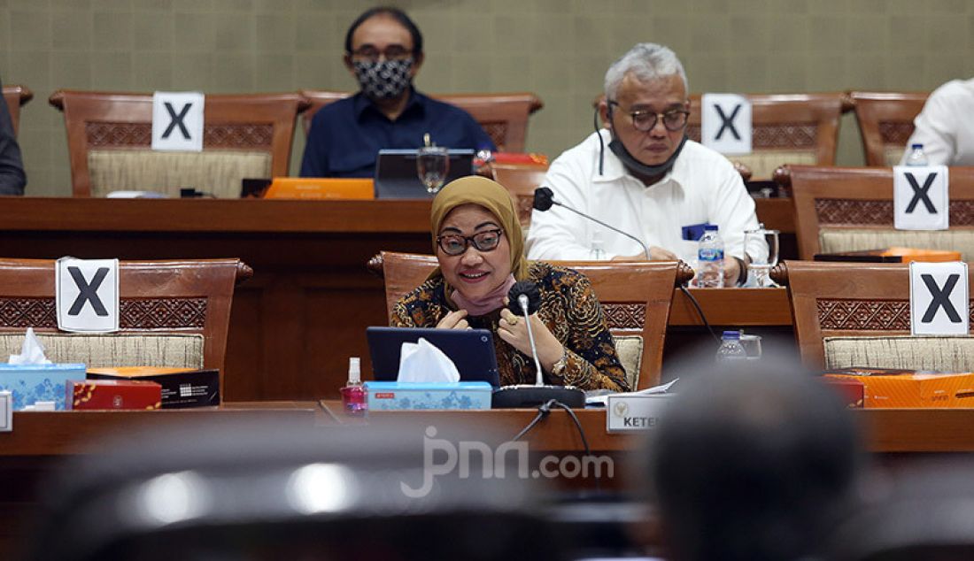Menteri Ketenagakerjaan (Menaker) Ida Fauziyah mengikuti rapat kerja dengan Komisi IX DPR, Senayan, Jakarta, Rabu (8/7). Rapat tersebut membahas perlindungan Pemerintah terhadap ketahanan struktur ketenagakerjaan dan pandemi COVID-19. - JPNN.com