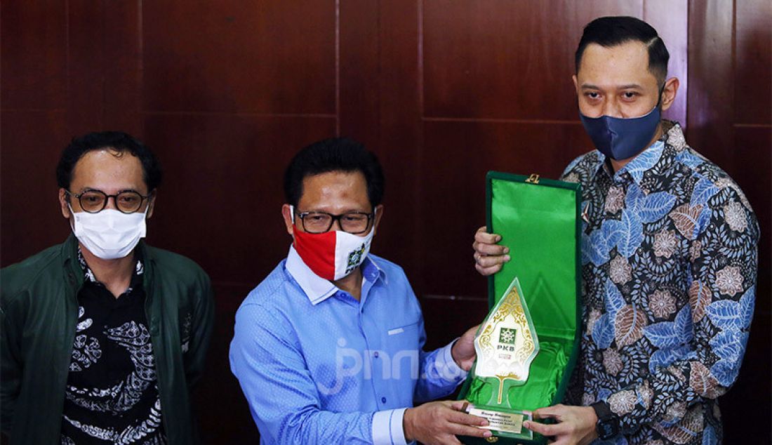 Ketum PKB Muhaimin Iskandar memberikan cinderamata kepada Ketum Partai Demokrat Agus Harimurti Yudhoyono usai melakukan pertemuan di Kantor DPP PKB, Jakarta, Rabu (8/7). Pertemuan tersebut membahas koalisi Pilkada 2020. - JPNN.com