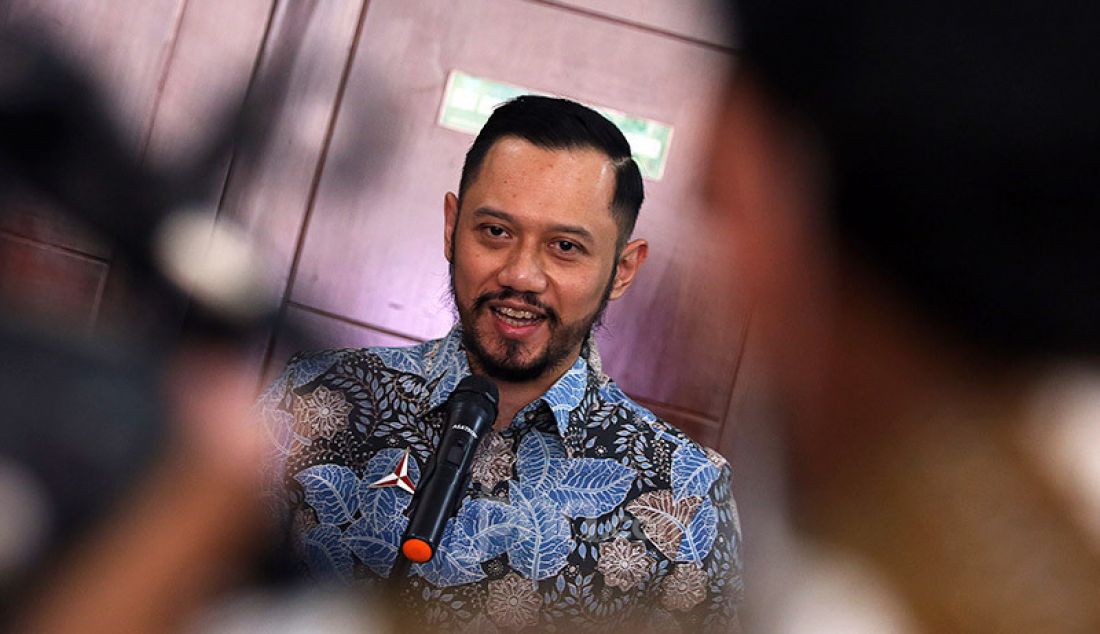 Ketum Partai Demokrat Agus Harimurti Yudhoyono memberikan keterangan pers usai melakukan pertemuan dengan Ketum PKB Muhaimin Iskandar di Kantor DPP PKB, Jakarta, Rabu (8/7). Pertemuan tersebut membahas koalisi Pilkada 2020. - JPNN.com