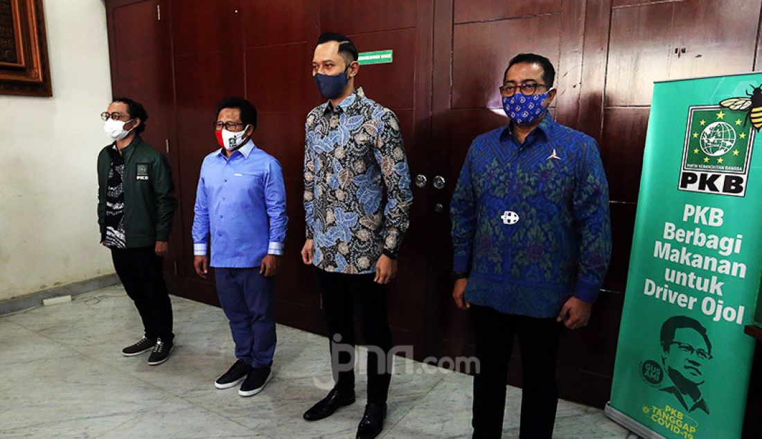 Ketum PKB Muhaimin Iskandar berfoto bersama Ketum Partai Demokrat Agus Harimurti Yudhoyono usai melakukan pertemuan di Kantor DPP PKB, Jakarta, Rabu (8/7). Pertemuan tersebut membahas koalisi Pilkada 2020. - JPNN.com