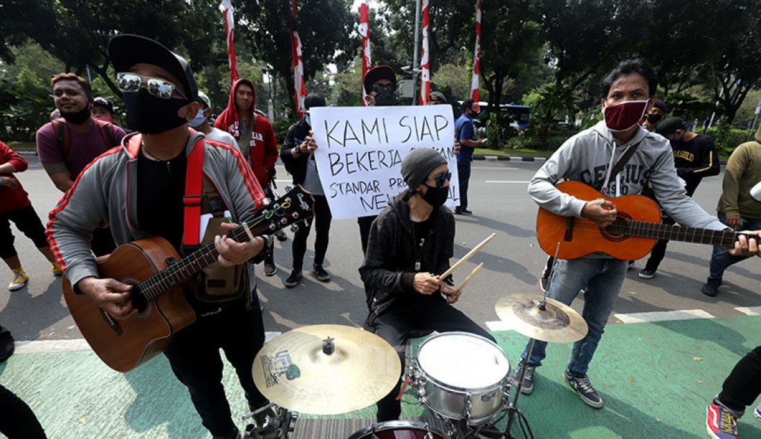 Massa yang tergabung dalam Persatuan Musisi Kafe menggelar unjuk rasa di depan gedung Balai Kota, Jakarta, Rabu (8/7). Mereka menuntut Gubernur DKI Jakarta Anies Baswedan agar mengizinkan penampilan musik di kafe di tengah penerapan Pembatasan Sosial Berskala Besar (PSBB) masa transisi. - JPNN.com