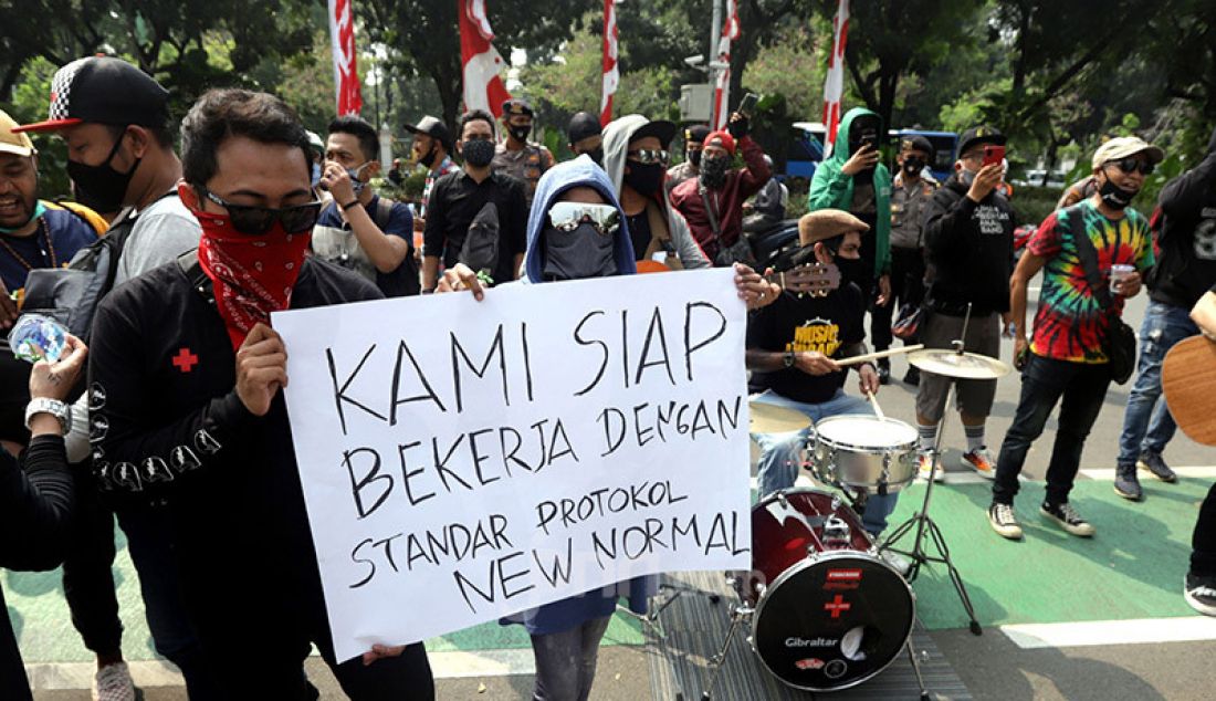 Massa yang tergabung dalam Persatuan Musisi Kafe menggelar unjuk rasa di depan gedung Balai Kota, Jakarta, Rabu (8/7). Mereka menuntut Gubernur DKI Jakarta Anies Baswedan agar mengizinkan penampilan musik di kafe di tengah penerapan Pembatasan Sosial Berskala Besar (PSBB) masa transisi. - JPNN.com