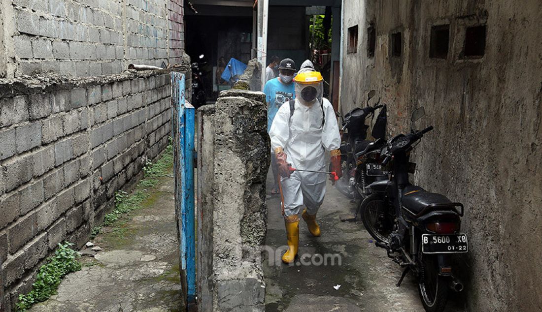 Petugas PMI melakukan penyemprotan di area Pasar Tradisional Cikini dan Pemukiman Warga RW 01, Jakarta Pusat, Kamis (9/7). Penyemprotan ini untuk mencegah penyebaran Covid 19. - JPNN.com