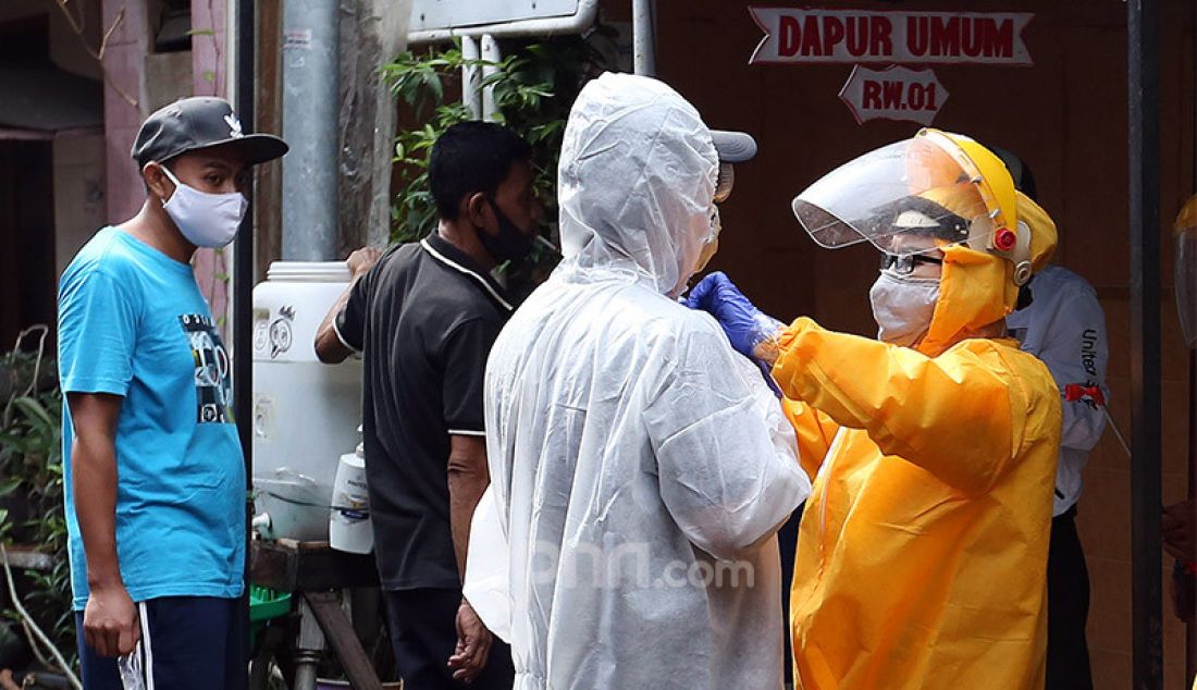 Petugas PMI melakukan penyemprotan di area Pasar Tradisional Cikini dan Pemukiman Warga RW 01, Jakarta Pusat, Kamis (9/7). Penyemprotan ini untuk mencegah penyebaran Covid 19. - JPNN.com