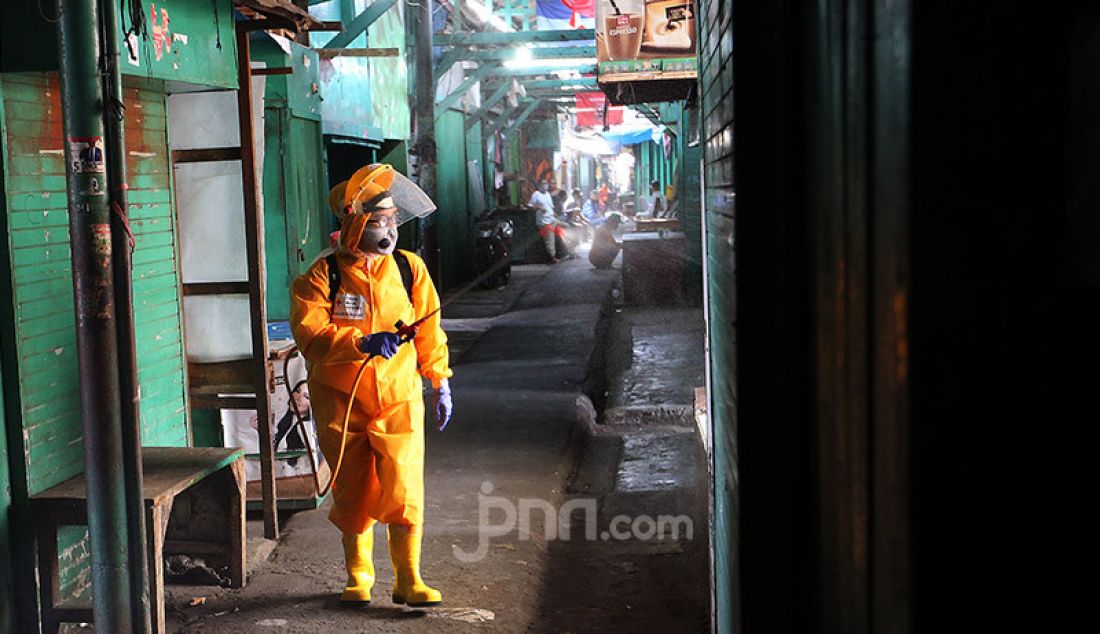 Petugas PMI melakukan penyemprotan di area Pasar Tradisional Cikini dan Pemukiman Warga RW 01, Jakarta Pusat, Kamis (9/7). Penyemprotan ini untuk mencegah penyebaran Covid 19. - JPNN.com