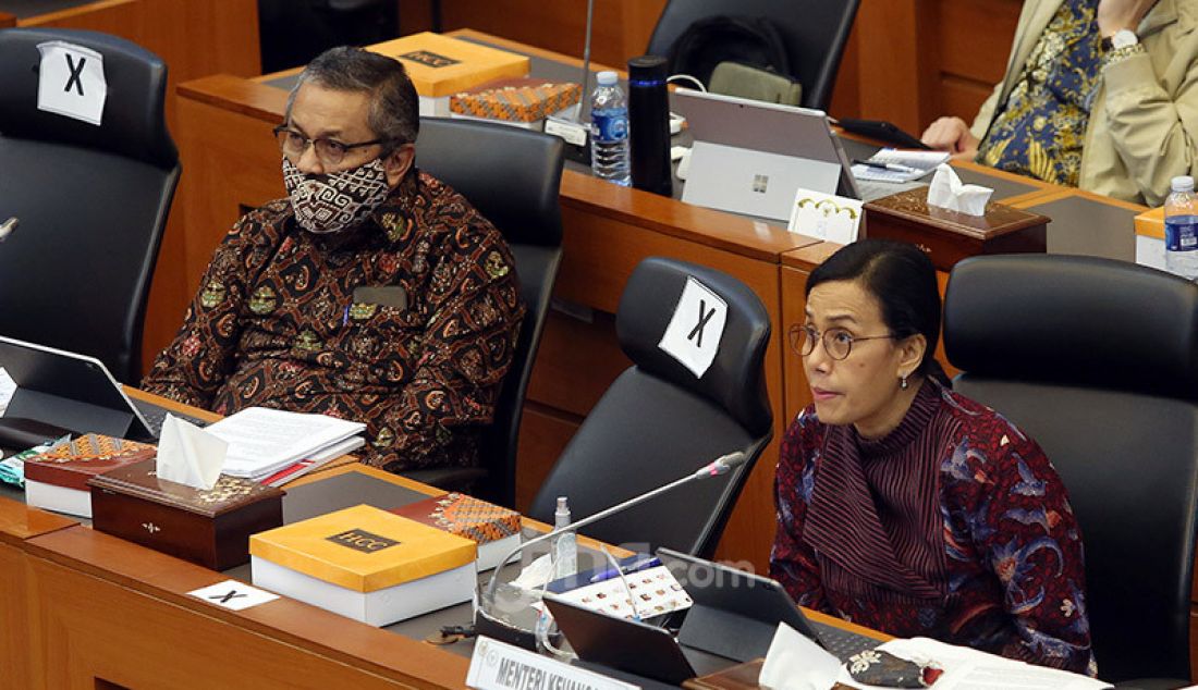 Menteri Keuangan Sri Mulyani (kanan) bersama Gubernur BI Perry Warjiyo mengikuti rapat kerja dengan Banggar DPR di Kompleks Parlemen, Senayan, Jakarta, Kamis (9/7). Rapat tersebut terkait penyampaian dan pengesahan RAPBN 2021 dan RKP Tahun 2021. - JPNN.com