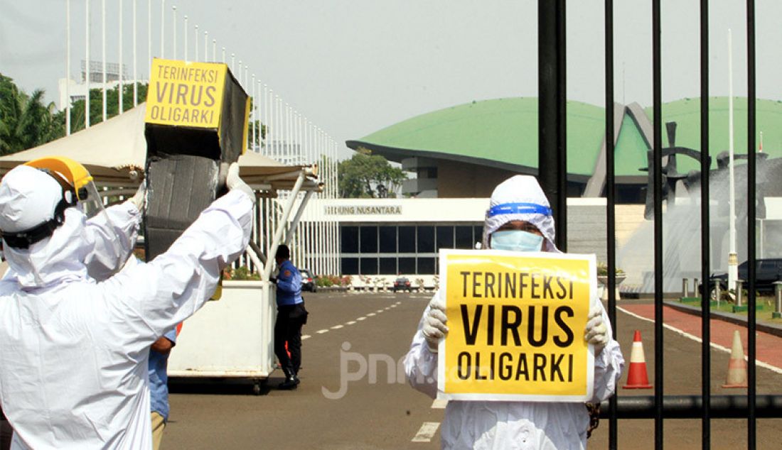 Aktivis Walhi Indonesia saat melakukan aksi damai di depan Gedung DPR, Jakarta, Kamis (9/7). Dalam aksinya, Walhi menolak RUU Omnibus Law Cipta Lapangan kerja. - JPNN.com