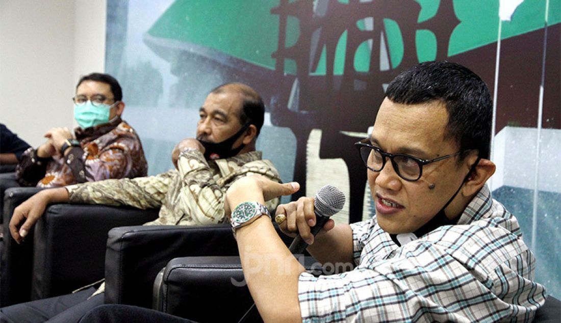 Kanan : Anggota Komisi I DPR RI Fraksi PKB Abdul Kadir Karding, Wakil Ketua DPD RI Nono Sampono dan Ketua BKSAP DPR RI Graksi Gerindra Fadli Zon menjadi pembicara pada diskusi Pandemi dan Situasi Politik Internasional di Gedung DPR, Jakarta, Kamis (9/7). - JPNN.com