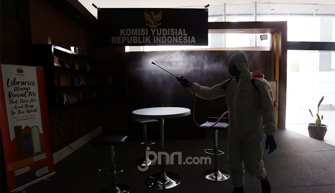 Petugas dari PMI Jakpus melakukan penyemprotan di Gedung Komisi Yudisial, Jakarta, Jumat (10/7). Penyemprotan tersebut guna mencegah penyebaran Covid-19 pasca Sekjen KY positif terjangkit Covid-19. - JPNN.com