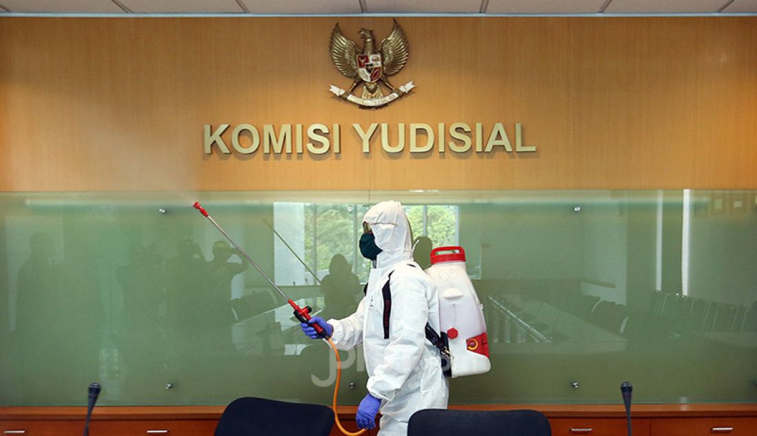 Petugas dari PMI Jakpus melakukan penyemprotan di Gedung Komisi Yudisial, Jakarta, Jumat (10/7). Penyemprotan tersebut guna mencegah penyebaran Covid-19 pasca Sekjen KY positif terjangkit Covid-19. - JPNN.com