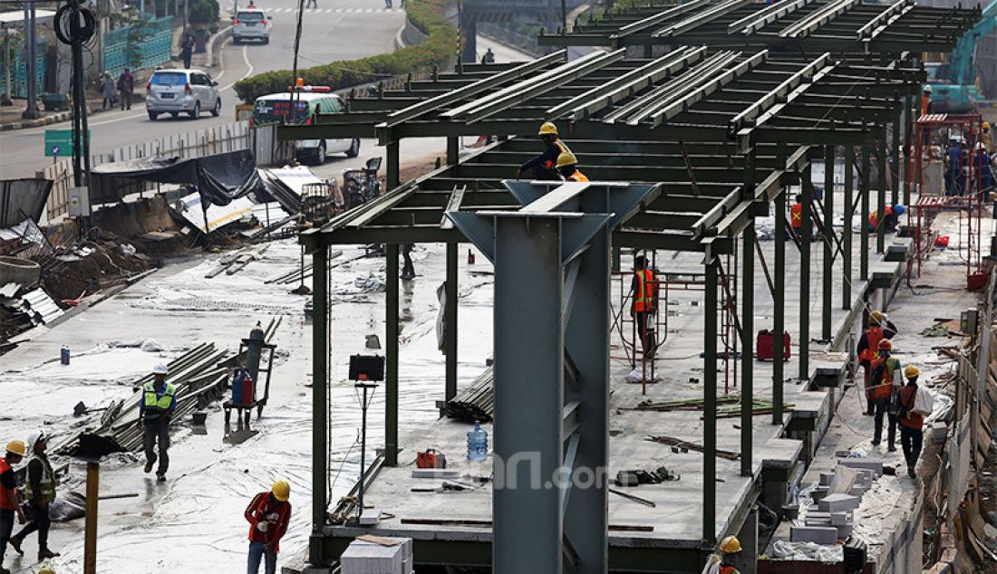 Pekerja menyelesaikan pembangunan proyek Underpass Senen Extension, Jakarta, Jumat (10/7). Proyek yang menelan anggaran mencapai Rp 121,1 miliar dan ditargetkan selesai pada Desember 2020 tersebut diharapkan dapat mengurai kemacetan di kawasan tersebut. - JPNN.com