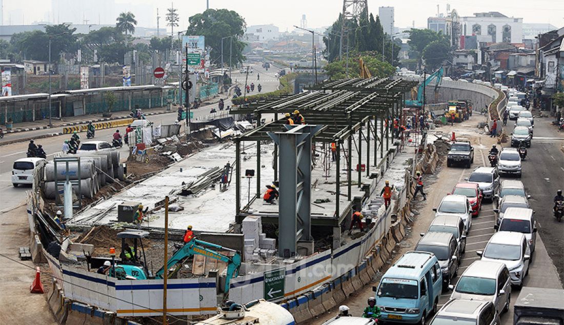 Pekerja menyelesaikan pembangunan proyek Underpass Senen Extension, Jakarta, Jumat (10/7). Proyek yang menelan anggaran mencapai Rp 121,1 miliar dan ditargetkan selesai pada Desember 2020 tersebut diharapkan dapat mengurai kemacetan di kawasan tersebut. - JPNN.com