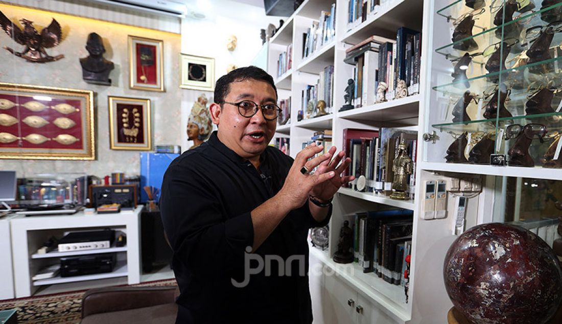 Ketua BKSAP DPR Fadli Zon saat mengajak team JPNN.com melihat isi perpustakaan Fadli Zon di Fadli Zon Library, Jakarta, Jumat (10/7). - JPNN.com