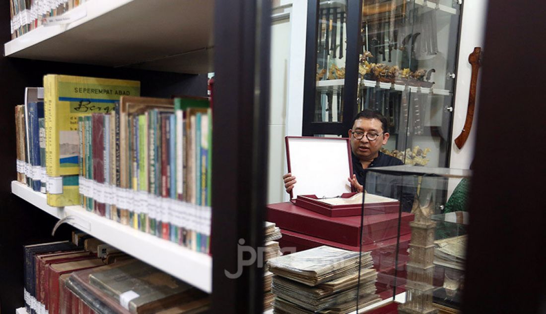 Ketua BKSAP DPR Fadli Zon saat mengajak team JPNN.com melihat isi perpustakaan Fadli Zon di Fadli Zon Library, Jakarta, Jumat (10/7). - JPNN.com