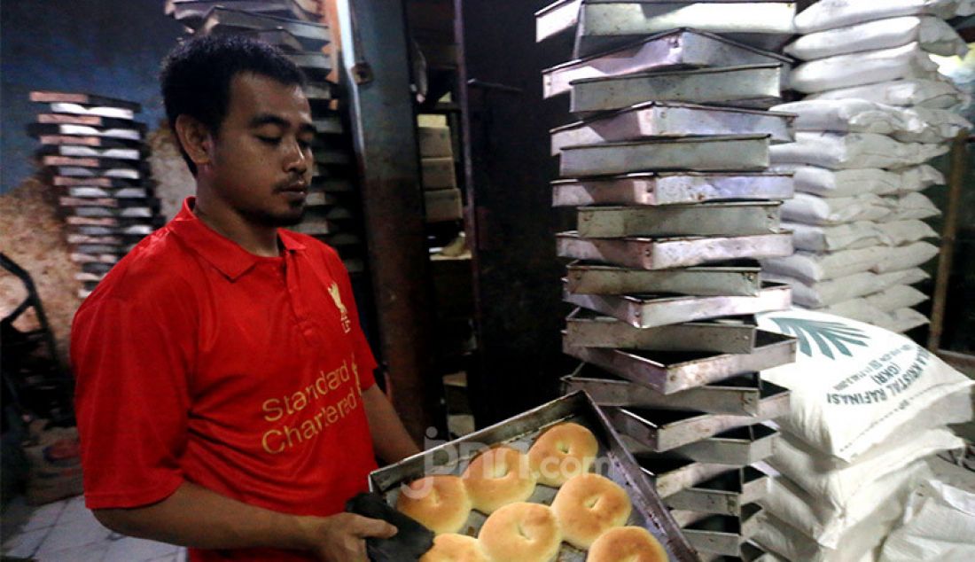 Pekerja menyelesaikan pembuatan roti skala rumahan di Kawasan Benhil, Jakarta, Jumat (10/7). Industri roti rumahan ini mampu membuat sekitar 4000-5000 roti per hari, namun pandemi Covid-19 telah berimbas pada menurunnya jumlah produksi dan mempengaruhi omzet. - JPNN.com