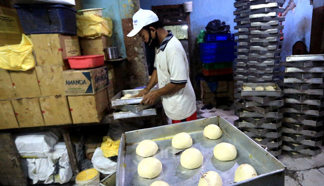 Pekerja menyelesaikan pembuatan roti skala rumahan di Kawasan Benhil, Jakarta, Jumat (10/7). Industri roti rumahan ini mampu membuat sekitar 4000-5000 roti per hari, namun pandemi Covid-19 telah berimbas pada menurunnya jumlah produksi dan mempengaruhi omzet. - JPNN.com
