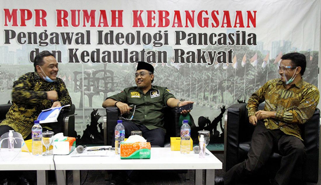 Wakil Ketua MPR Jazilul Fawaid (tengah), Anggota Komisi IX DPR FPDIP Rahmad Handoyo (kanan), Kepala BNP2MI Benny Ramdhani (kiri) menjadi pembicara dalam diskusi Perlindungan dan Pemberdayaan Purna Pekerja Migran Indonesia (PMI), Jakarta, Jumat (10/7). - JPNN.com